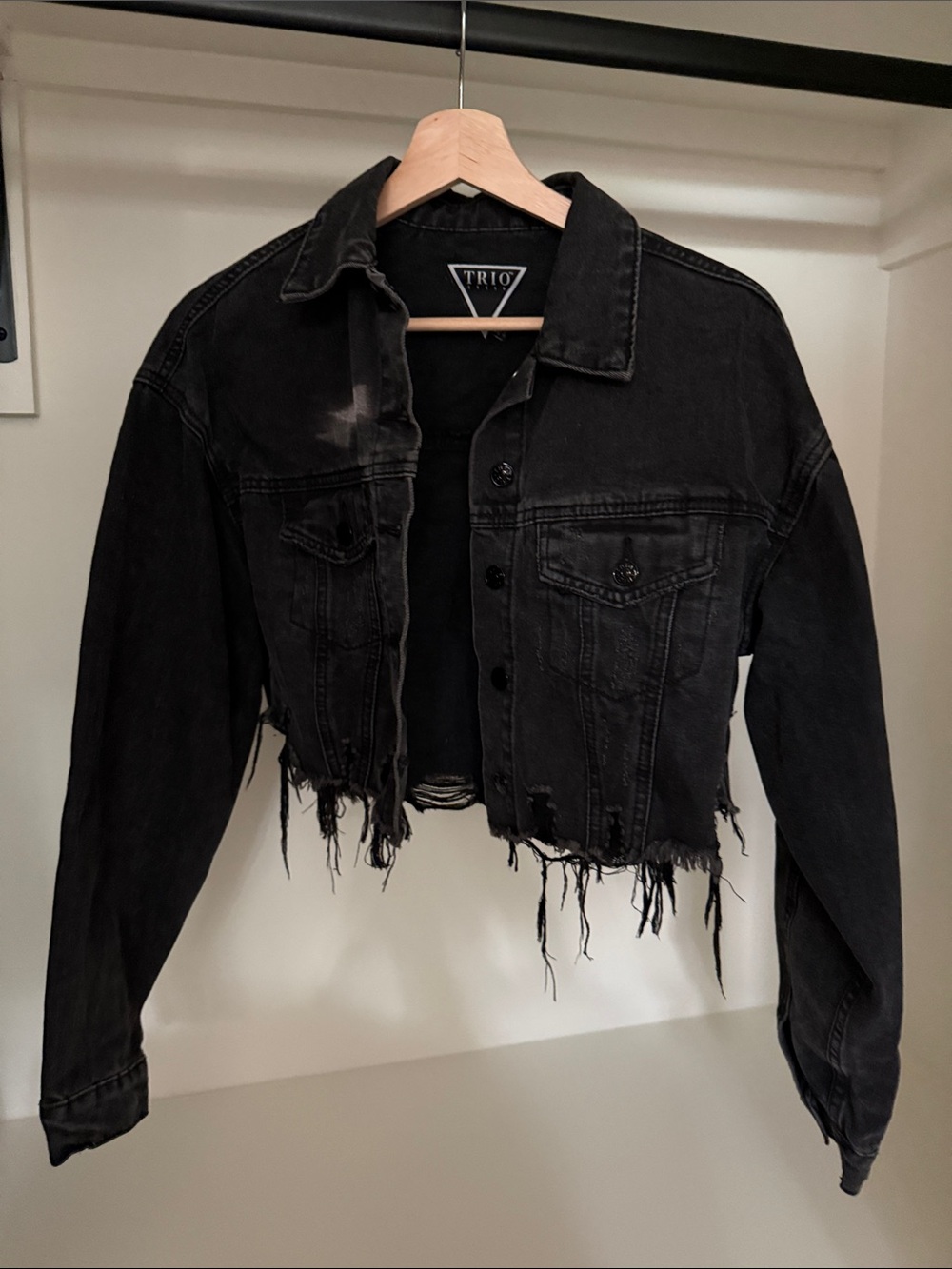 Trio New York Black Distressed Cropped Denim Jacket